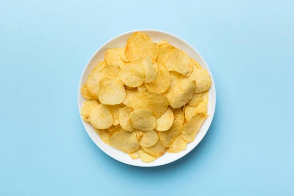 Kartoffelchips Auf Schüssel Isoliert Auf Farbigem Hintergrund Köstliche Knusprige Kartoffelchips — Stockfoto