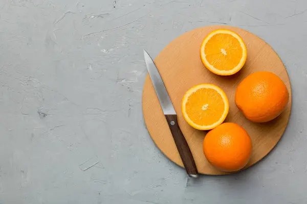 Oranges Fraîches Mûres Sur Planche Découper Sur Table Vue Dessus — Photo