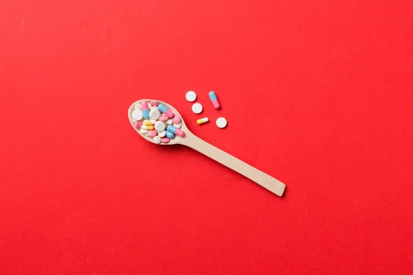 Kapsułki Witaminowe Drewnianej Łyżeczce Kolorowym Tle Tabletki Były Zdrowym Posiłkiem — Zdjęcie stockowe