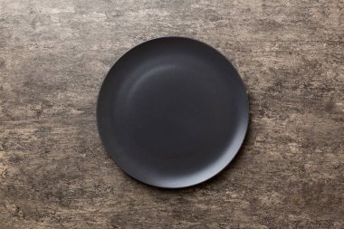 Çimento arka planındaki siyah plakanın üst görüntüsü. Tasarımın için boş boşluk.