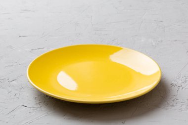 Beton zemin üzerinde boş mavi plakanın perspektif görünümü. Tasarımın için boş boşluk.