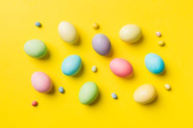Bayram hazırlığı. Renkli arka planda Paskalya yumurtaları. Pastel renginde Paskalya yumurtası. Kopyalama alanı olan tatil kavramı.