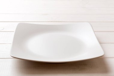 Ahşap zemindeki boş kare plakanın perspektif görüntüsü. Tasarımın için boş boşluk.