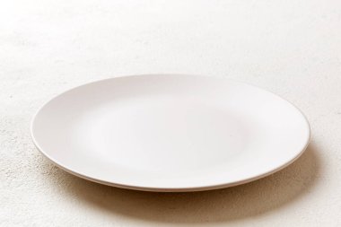 Ahşap zemin üzerinde boş ışık plakası perspektifi. Tasarımın için boş boşluk.