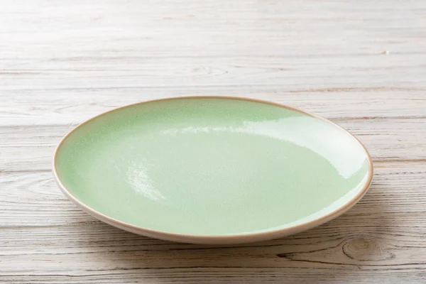 시멘트 배경에 초록색 접시에 당신의 디자인을 — 스톡 사진