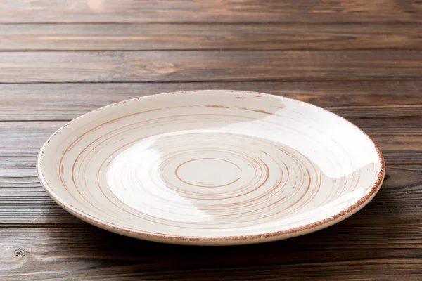 Çimento arka planındaki boş renkli plakanın perspektif görüntüsü. Tasarımın için boş boşluk.