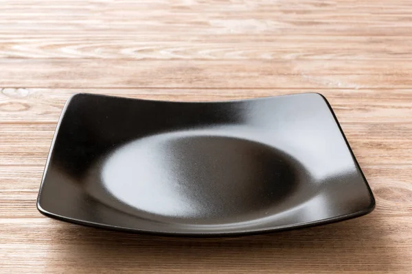 Ahşap zemindeki boş kare plakanın perspektif görüntüsü. Tasarımın için boş boşluk.