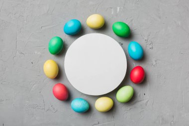 Yuvarlak çerçeveli çok renkli Paskalya yumurtaları. Kahverengi arka plan, yakın plan, metin için boşluk, tasarım için boşluk, seçici odak, renkli resim..
