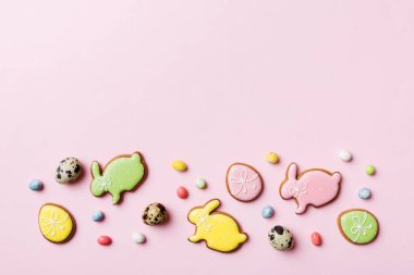 bayram hazırlığı renkli arka planda kurabiyeli çok renkli Paskalya yumurtaları. Pastel renginde Paskalya yumurtası. Kopyalama alanı olan tatil kavramı.