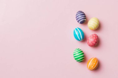 Bayram hazırlığı. Renkli arka planda Paskalya yumurtaları. Pastel renginde Paskalya yumurtası. Kopyalama alanı olan tatil kavramı.