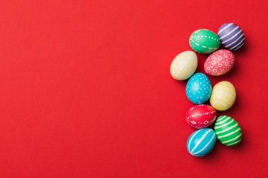 Bayram hazırlığı. Renkli arka planda Paskalya yumurtaları. Pastel renginde Paskalya yumurtası. Kopyalama alanı olan tatil kavramı.