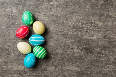 Bayram hazırlığı. Renkli arka planda Paskalya yumurtaları. Pastel renginde Paskalya yumurtası. Kopyalama alanı olan tatil kavramı.