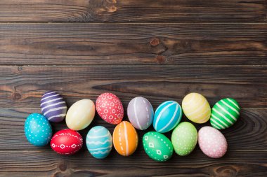 Bayram hazırlığı. Renkli arka planda Paskalya yumurtaları. Pastel renginde Paskalya yumurtası. Kopyalama alanı olan tatil kavramı.