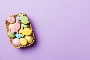 Renkli arka planda dokuma sepetinde çok renkli Paskalya yumurtaları. Pastel renginde Paskalya yumurtası. Kopyalama alanı olan tatil kavramı.