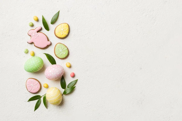 Preparación Vacaciones Multi Colores Huevos Pascua Con Galletas Sobre Fondo — Foto de Stock