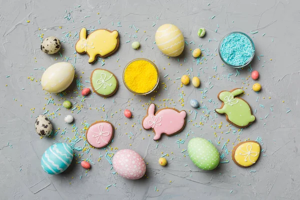 Праздничная Подготовка Многоцветные Пасхальные Яйца Печеньем Цветном Фоне Пасхальные Яйца — стоковое фото