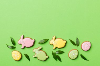 bayram hazırlığı renkli arka planda kurabiyeli çok renkli Paskalya yumurtaları. Pastel renginde Paskalya yumurtası. Kopyalama alanı olan tatil kavramı.