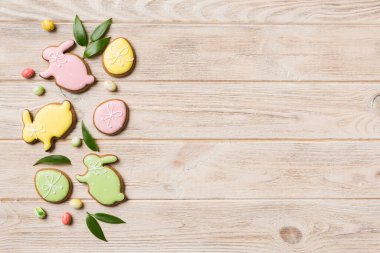 bayram hazırlığı renkli arka planda kurabiyeli çok renkli Paskalya yumurtaları. Pastel renginde Paskalya yumurtası. Kopyalama alanı olan tatil kavramı.