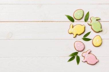 bayram hazırlığı renkli arka planda kurabiyeli çok renkli Paskalya yumurtaları. Pastel renginde Paskalya yumurtası. Kopyalama alanı olan tatil kavramı.