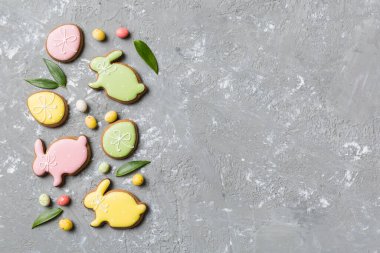 bayram hazırlığı renkli arka planda kurabiyeli çok renkli Paskalya yumurtaları. Pastel renginde Paskalya yumurtası. Kopyalama alanı olan tatil kavramı.