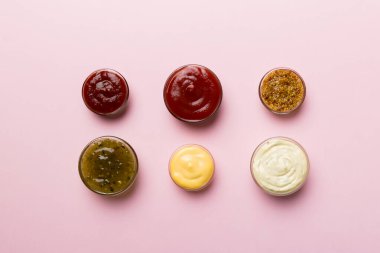 Renkli bir tahtanın içinde farklı soslar var. Üst Manzara. Çeşitli soslar boşluk kopyala.