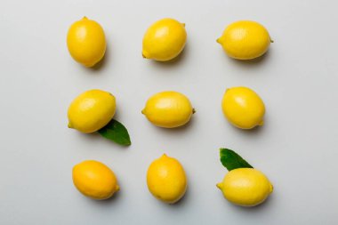 Renkli arka plan olarak pek çok taze limon, üst manzara. Limon ve limon dilimlerinin zarif arka planı Üst görünüm düz yatıyordu.