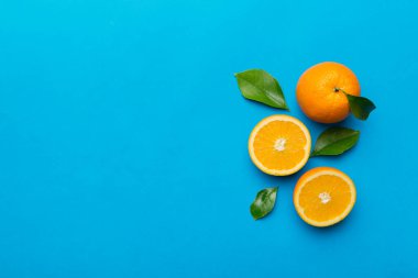 Renkli arka planda taze meyve portakalı dilimleri. Üst Manzara. Uzayı kopyala yaratıcı yaz konsepti. Minimum düzlükte turunçgillerin yarısı kopyalama alanı ile yatar.
