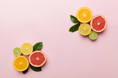 Meyve arkaplanı. Renkli masada renkli taze meyveler. Portakal, limon, greyfurt. Sağlıklı yazı kavramı için. Düz konum, üst görünüm, kopyalama alanı.