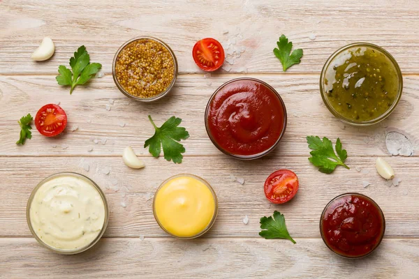 Masada bir sürü farklı sos ve bitki vardı, düz bir manzarası vardı. Baharatlı soslar sağlıklı konsept..