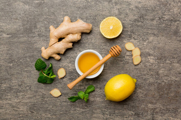 Натуральные средства от простуды и гриппа. Натуральные ингредиенты для стимуляции иммунитета и защиты от вирусов. вид сверху плоский лежал.