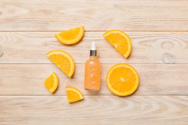 Portakal meyveli şişeler ahşap arka planda gerekli yağ. Kopyalama alanı olan alternatif tıp üst görünümü.