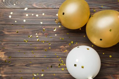 Arka planda yuvarlak balonlar ve konfetilerden oluşan çok renkli balonlar var. Doğum günü partisi geçmişi.