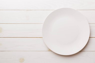 Ahşap zemin üzerinde boş ışık plakası üst görünümü. Tasarımın için boş boşluk.