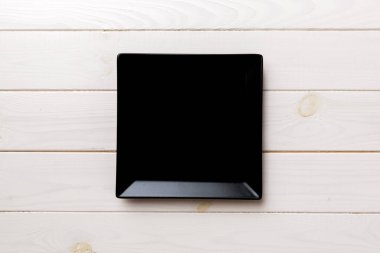 Ahşap zemin üzerinde boş kare plakanın üst görünümü. Tasarımın için boş boşluk.