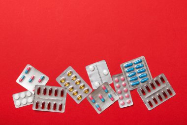 Masa arkasında koruyucu yüz maskeleri, cerrahi maskeler, ilaç hapları ve termometre. Coronavirus hastalığı. Corona virüsü konsepti. Metin için boşluk.
