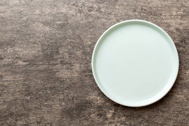 Çimento arka planındaki boş yeşil plakanın üst görüntüsü. Tasarımın için boş boşluk.