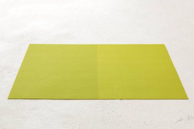 Çimento arka planında yiyecek için yeşil masa örtüsü perspektifi. Tasarımın için boş boşluk.