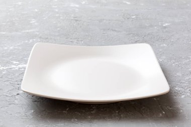 Beton zemin üzerinde boş kare plakanın perspektif görünümü. Tasarımın için boş boşluk.