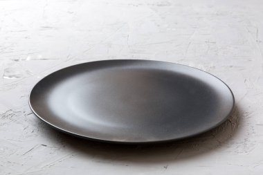 Beton zemin üzerinde boş siyah plaka perspektif görünümü. Tasarımın için boş boşluk.