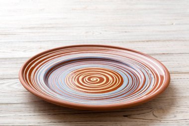 Çimento arka planındaki boş renkli plakanın perspektif görüntüsü. Tasarımın için boş boşluk.