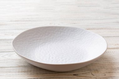 Ahşap zemin üzerinde boş ışık plakası perspektifi. Tasarımın için boş boşluk.