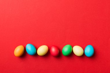 Bayram hazırlığı. Renkli arka planda Paskalya yumurtaları. Pastel renginde Paskalya yumurtası. Kopyalama alanı olan tatil kavramı.
