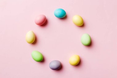 Renkli arka planda çok renkli Paskalya yumurtaları. Pastel rengi Paskalya yumurtaları tatil konsepti ve sizin için boş alan tasarımı..