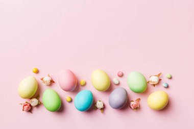 Bayram hazırlığı. Renkli arka planda Paskalya yumurtaları. Pastel renginde Paskalya yumurtası. Kopyalama alanı olan tatil kavramı.