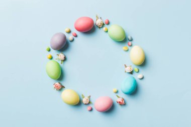 Renkli arka planda çok renkli Paskalya yumurtaları. Pastel rengi Paskalya yumurtaları tatil konsepti ve sizin için boş alan tasarımı..