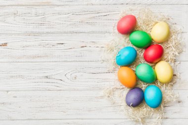 Bayram hazırlığı. Renkli arka planda Paskalya yumurtaları. Pastel renginde Paskalya yumurtası. Kopyalama alanı olan tatil kavramı.