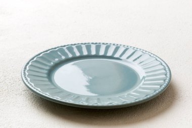 Çimento arka planındaki boş gri plakanın perspektif görüntüsü. Tasarımın için boş boşluk.