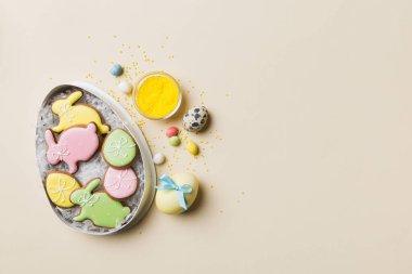 Renkli paskalya kurabiyeleri sepette renkli arka planda çok renkli Paskalya yumurtaları. Pastel renginde Paskalya yumurtası. Kopyalama alanı olan tatil kavramı.