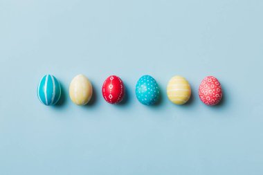 Bayram hazırlığı. Renkli arka planda Paskalya yumurtaları. Pastel renginde Paskalya yumurtası. Kopyalama alanı olan tatil kavramı.