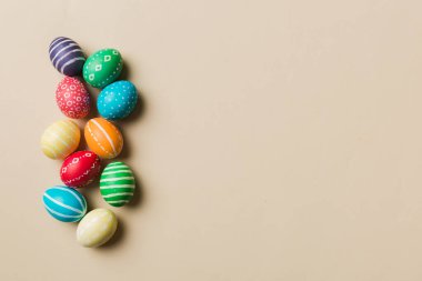 Bayram hazırlığı. Renkli arka planda Paskalya yumurtaları. Pastel renginde Paskalya yumurtası. Kopyalama alanı olan tatil kavramı.